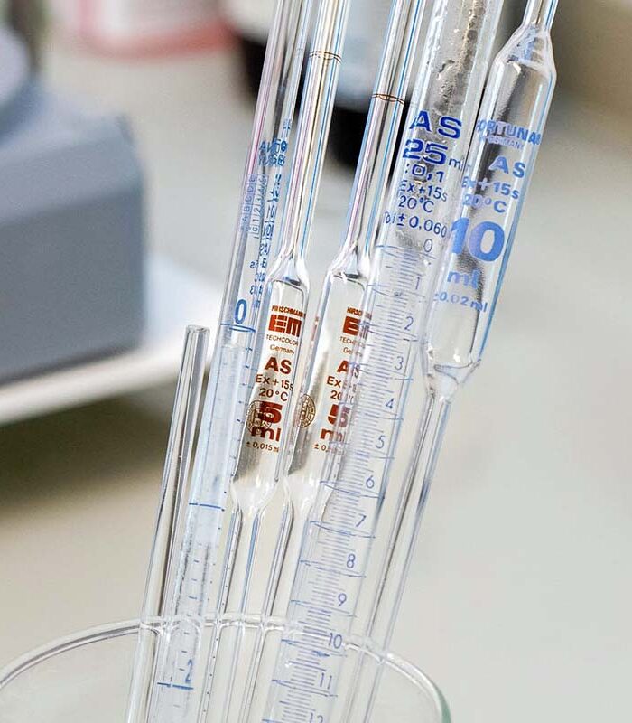 Controllo qualità trattamenti alluminio in laboratorio Controllo qualità trattamenti alluminio in laboratorio