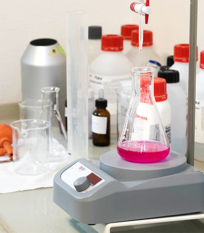 Laboratorio controllo qualità ossidazione alluminio Laboratorio controllo qualità ossidazione alluminio